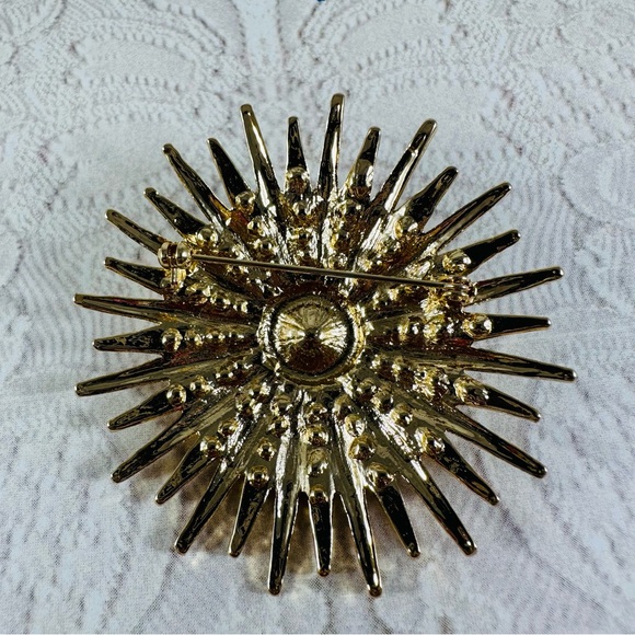 Beautiful, large, starburst, gold tone brooch in crested with clear rhinestones. - Picture 5 of 5